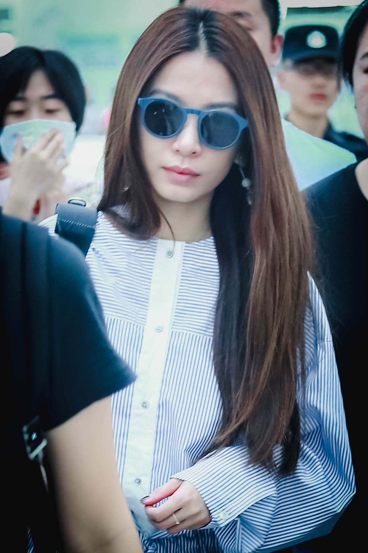 田馥甄蓝色look现身机场,面色冷酷好似冰山美人