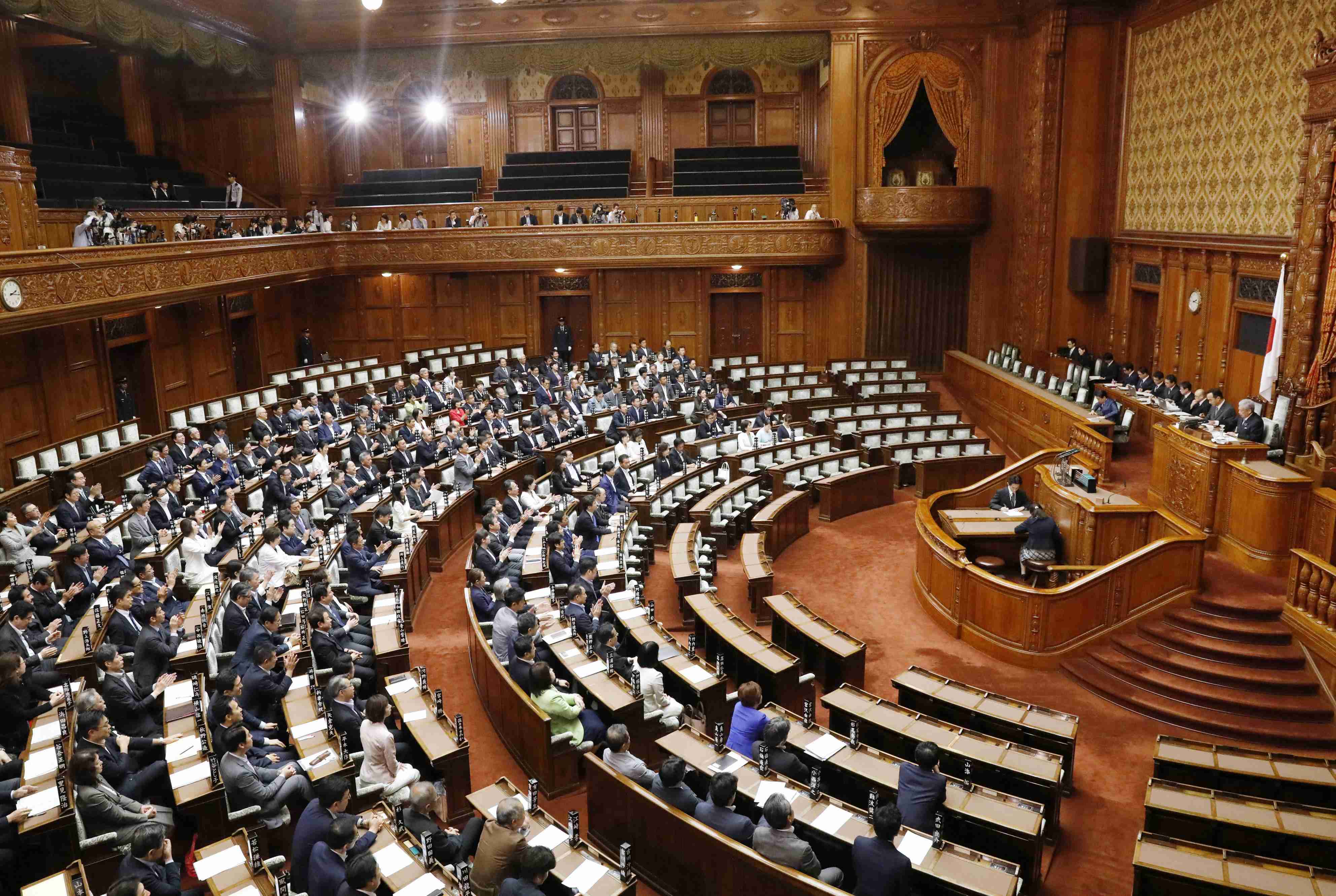 日本在野5党派提交内阁不信任案被众院否决