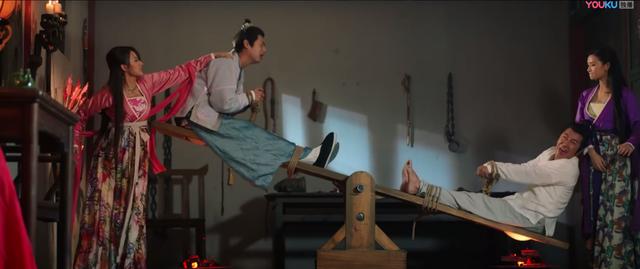 不仅被柳玉娥绑起来夹嘴巴打脚底板,更有炭火烤屁股这种狠招.