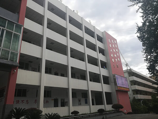 最初的对接并不顺利,雷波中学进行了漫长的适应和摸索.