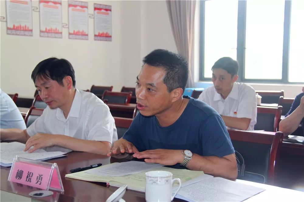 五峰高级中学校长吴锡斌,五峰职教中学校长柳祝勇分别就两校现阶段办