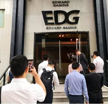 范欣代表赵光波总裁对丁宁一行的到来表示热烈欢迎,并就武侯电竞产业