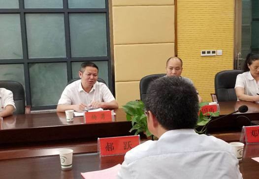 图四:花垣县行政审批服务局局长杨勇带领龙山县行政审批服务局局长