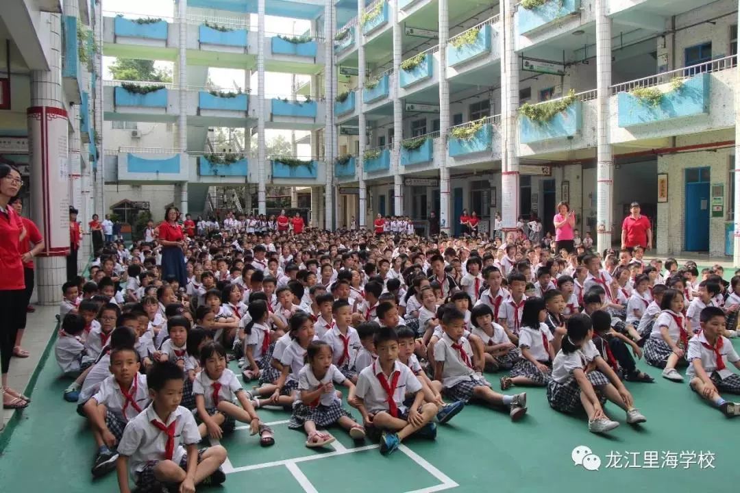 师生们认真观看剧团成员和吴小桓校长合影据悉,龙江里海学校是佛山市