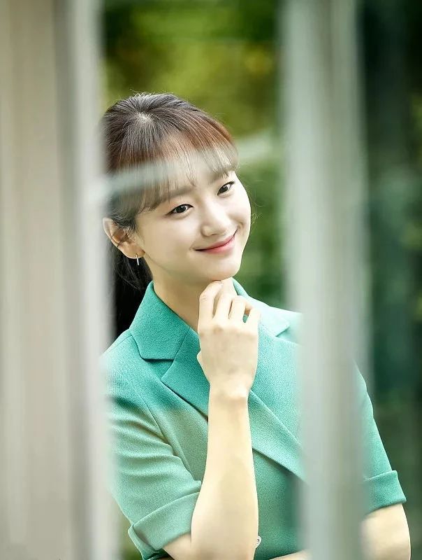 此次流出的写真照中,元真雅身穿了一身休闲小西装