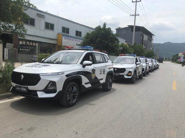 如何成为一辆尽忠职守的好警车新宝骏rs5手把手教你