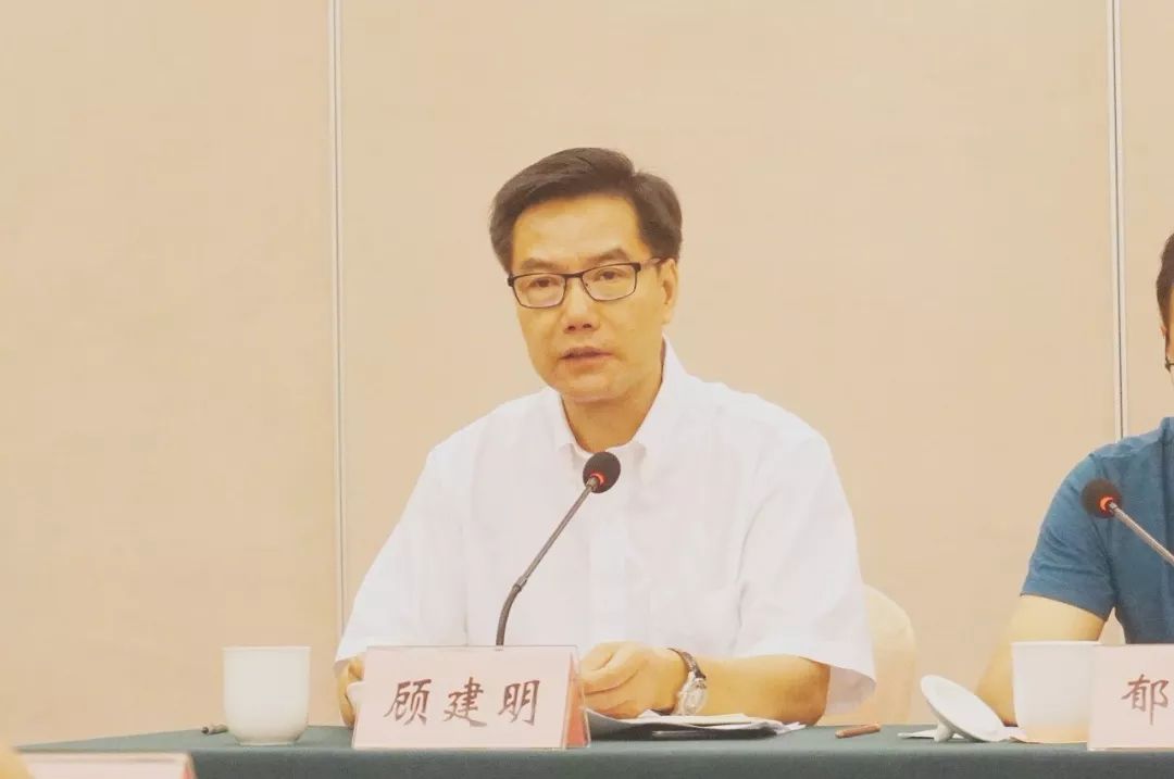 开发区党工委委员,纪工委书记顾建明作表态发言.