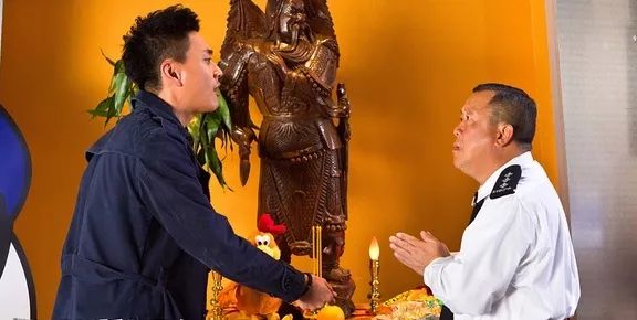 香港警察拜关公黑社会也拜关公关公到底保佑谁