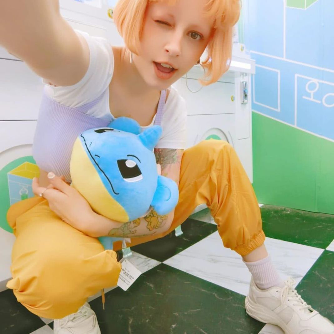 吴卓林砸钱陪妻子抓娃娃机andi举着战利品一脸幸福