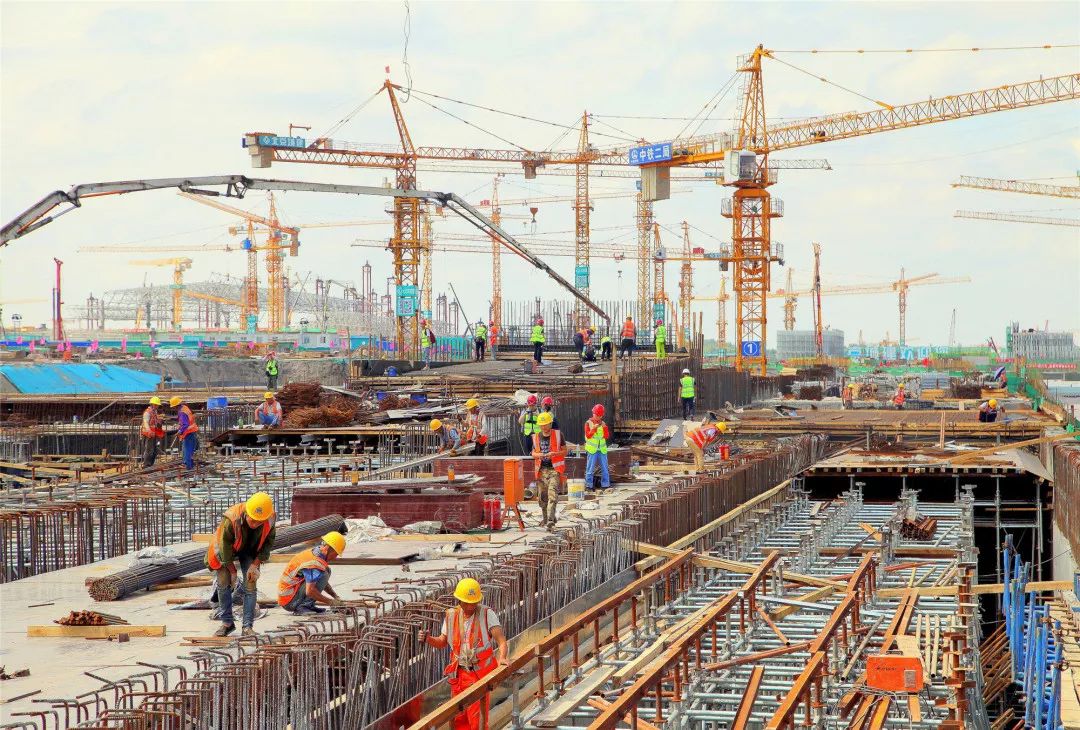 中铁二局杯全国铁路发展成就摄影大赛创作团队走进天府国际机场建设