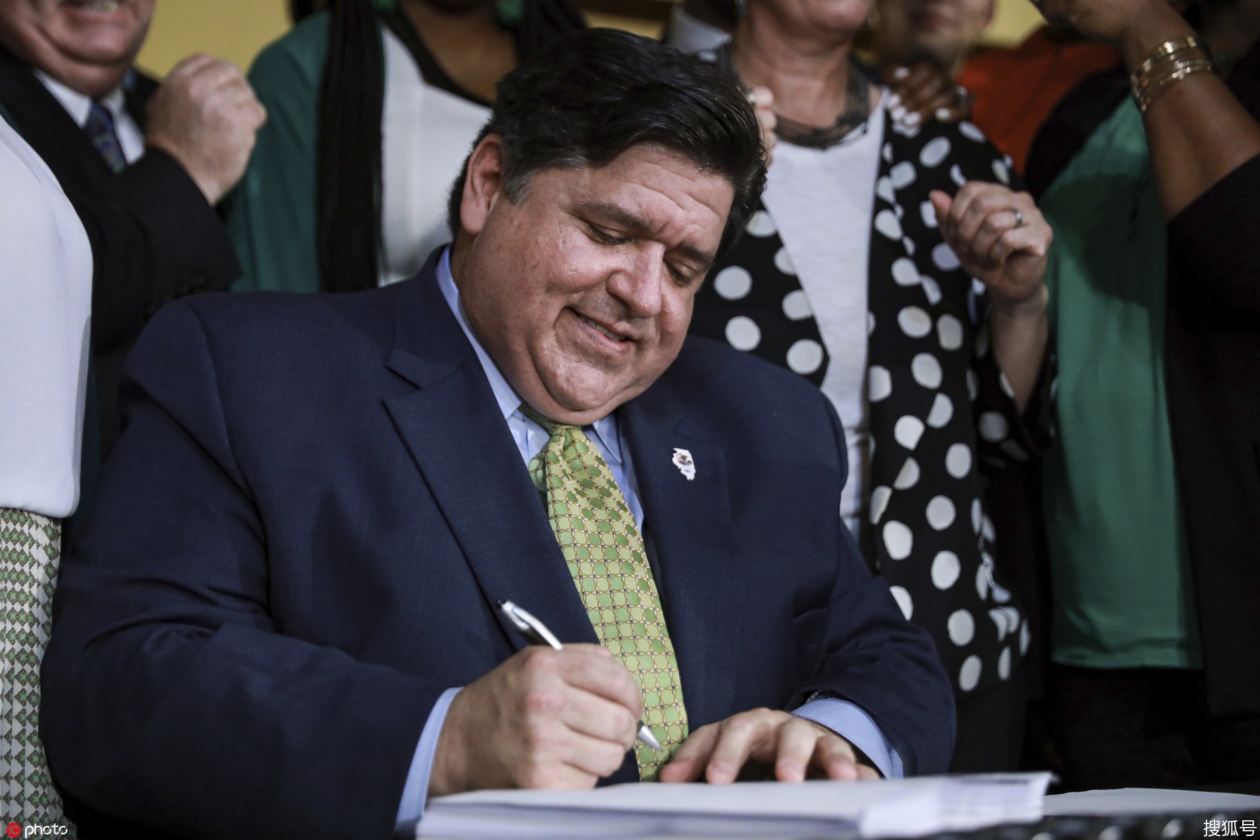 美国伊利诺伊州签署法案 宣布成人用大麻合法化