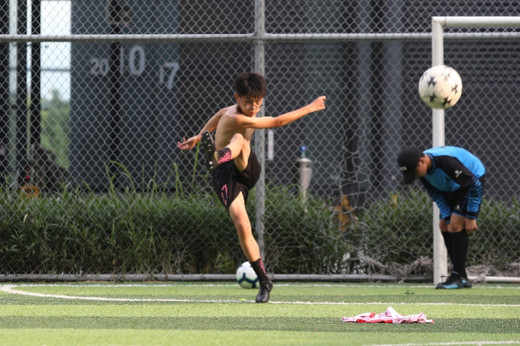 2019年6月26日,深圳文锦地铁站附近,光着膀子踢球的学生