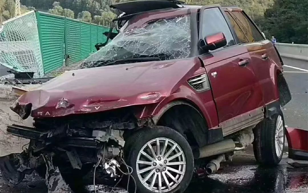 承围高速发生交通事故造成2死2伤