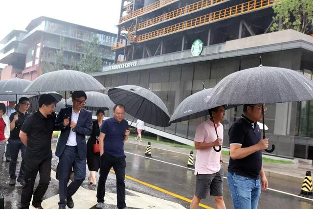 早餐会后,赵天旸带领青年企业家学员一行参观了首钢园区,同时坐落于此
