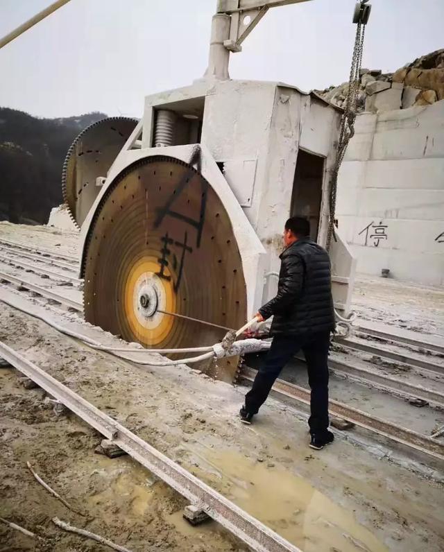 了:所有证过期和无证开采的矿口,自己主动把发电机移除,锯台移里矿口