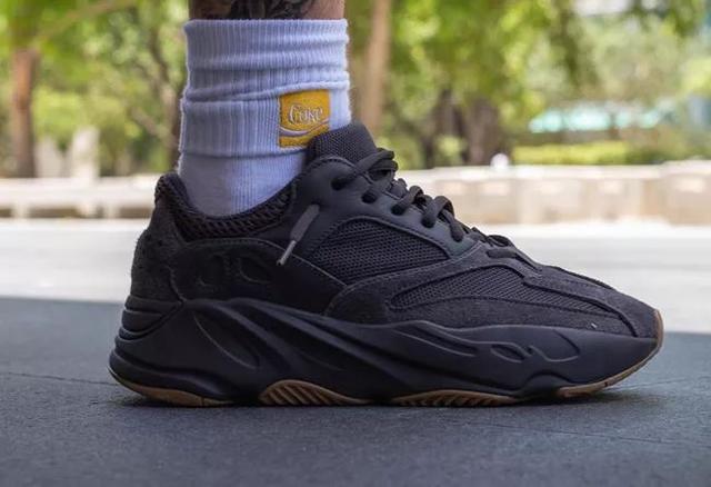 纯黑yeezy700上脚来了本周发售还能真香么