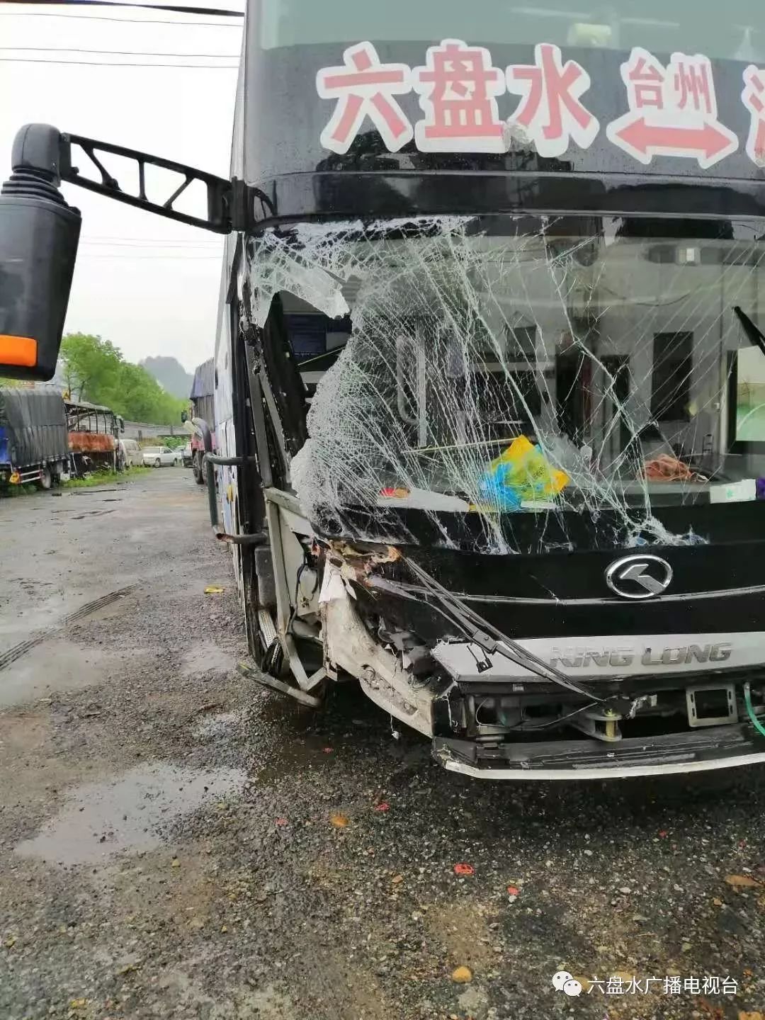 丽水高速一男子抢夺方向盘45人大巴车失控撞向桥墩