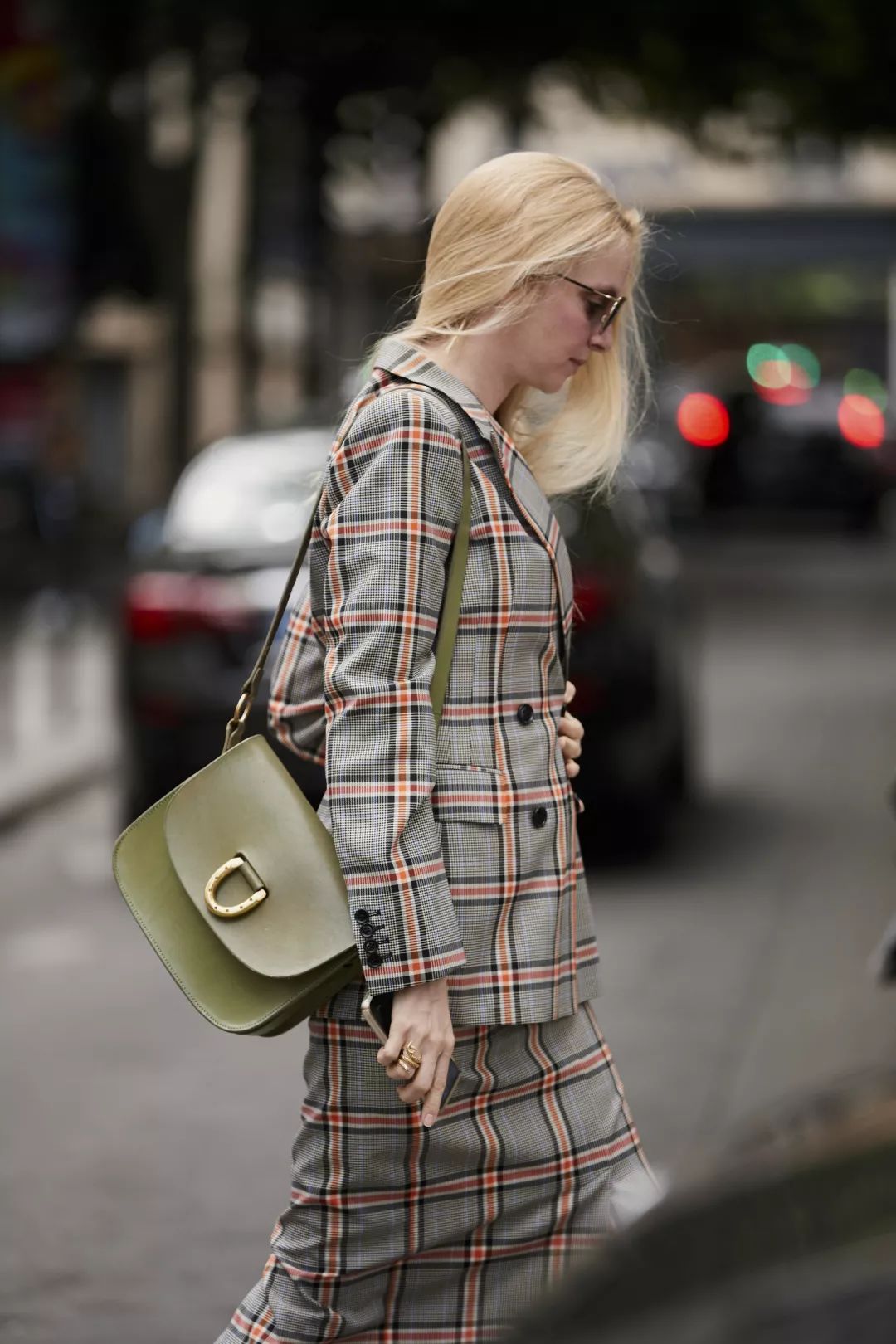 时装周街拍巴黎男装街头风格清爽绿色来袭