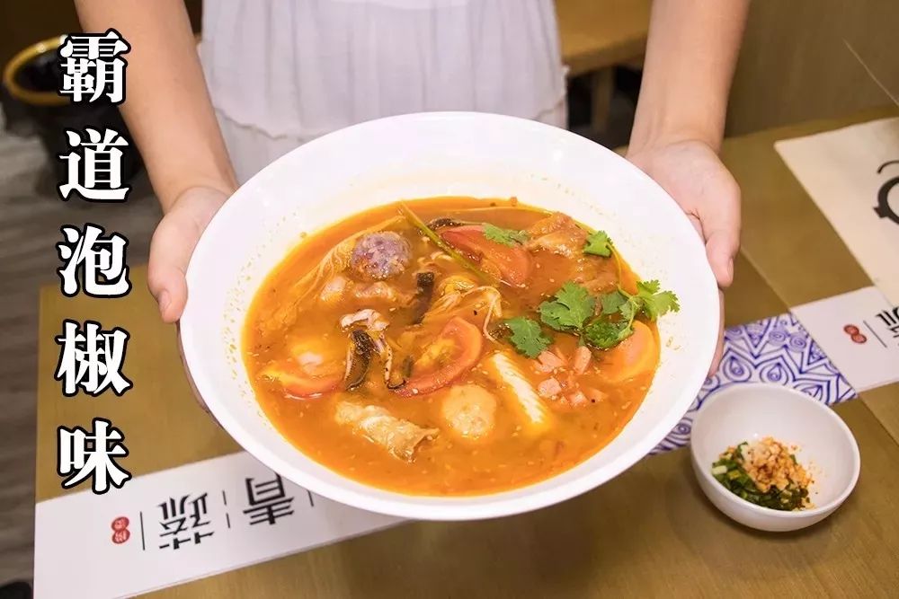 高汤和番茄汤底浓郁,香甜可口,麻辣,泡椒和酸菜,麻辣酸爽,让人胃口大