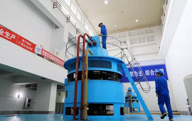 6月23日,工人在广西水利电力集团有限公司麻石水力发电厂检查发电设备