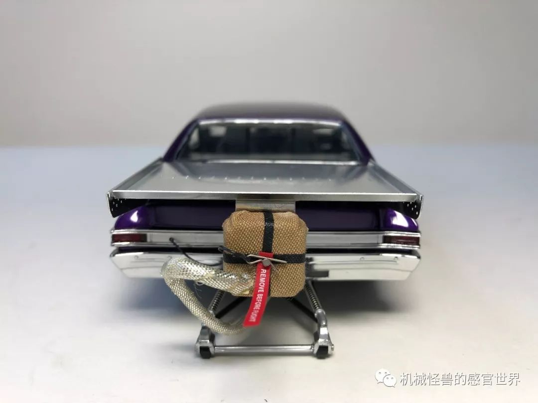 尾部特写:减速伞包和防抬头支撑架底盘进行了强化,异常粗壮的后轮厢内