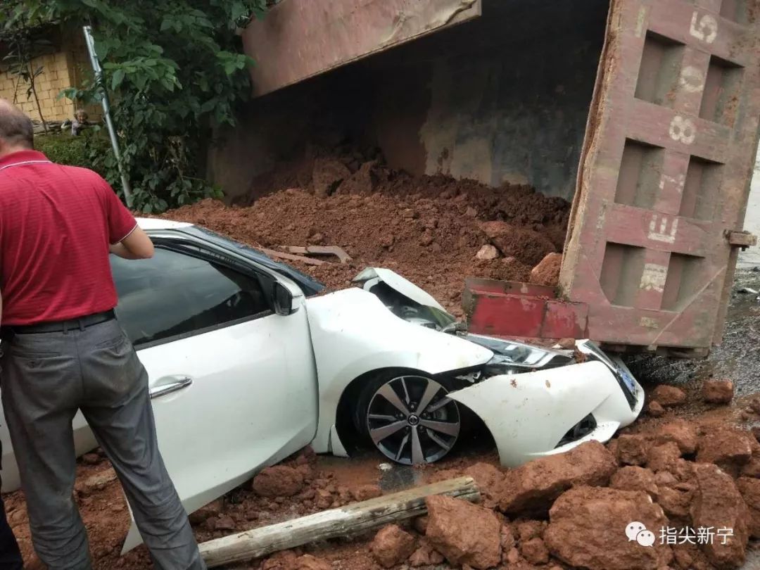 恐怖新寧一小車被渣土車側翻壓扁兩人被埋現場圍滿救援人員