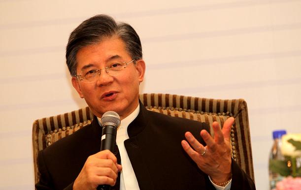 罗康瑞的父亲罗鹰石是香港鹰君集团的所有者.