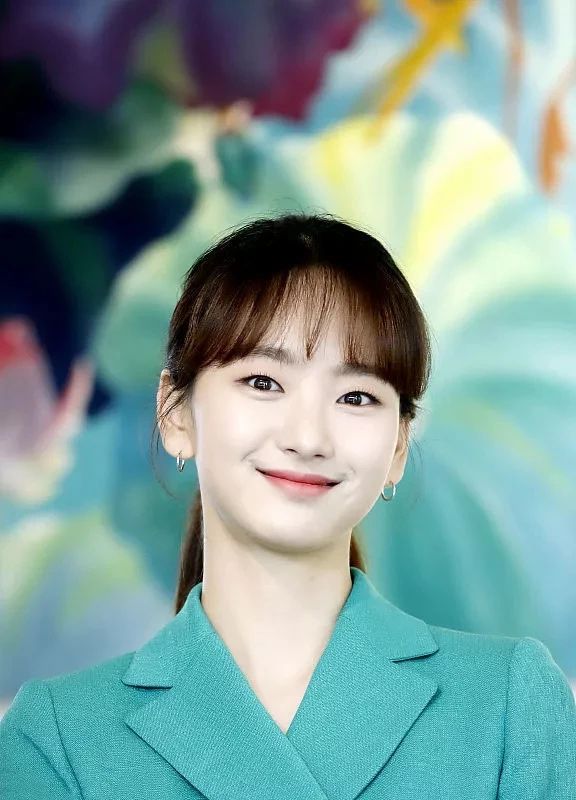 在妆容方面,元真雅本身的皮肤就非常细腻,所以,在工