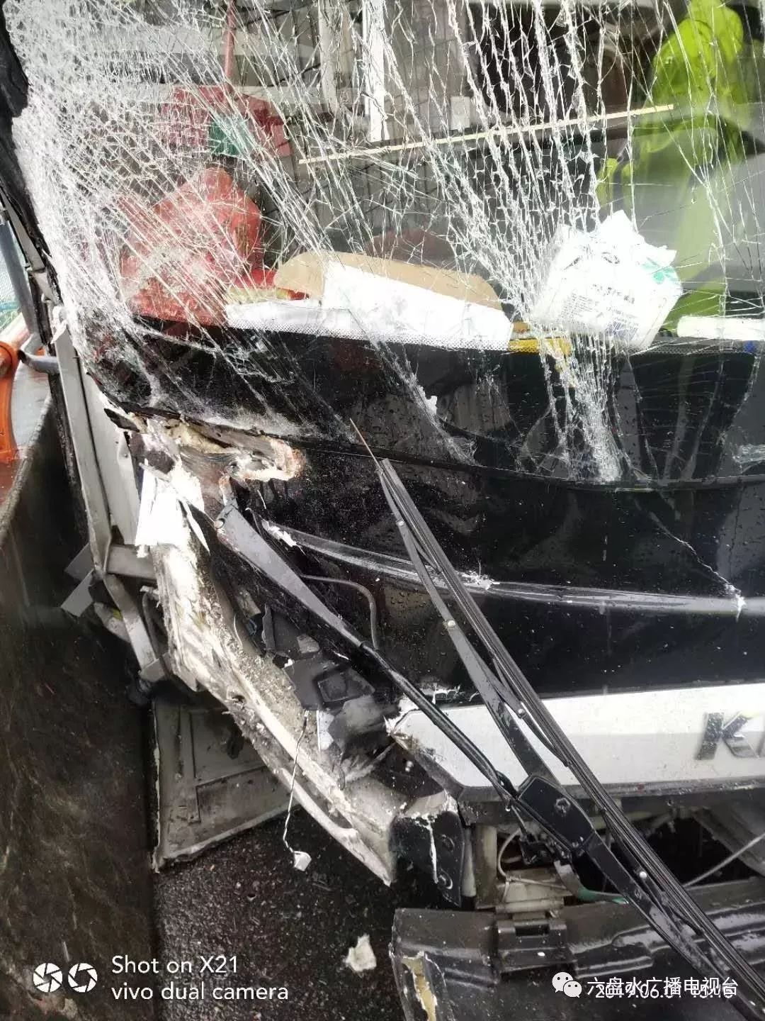 丽水高速一男子抢夺方向盘45人大巴车失控撞向桥墩