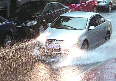 雨天之际来了,在雨天开车要注意什么?