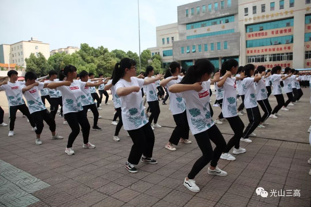 科學健身強體魄八段錦賽展風采