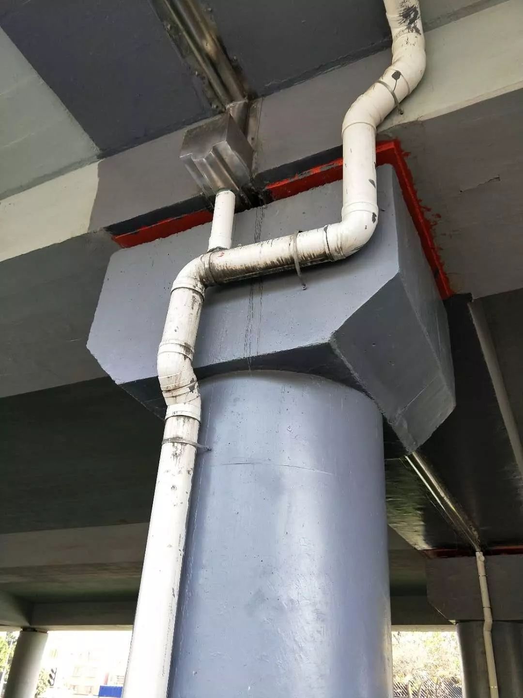 新型桥梁伸缩缝漏水处理装置的应用研究_水槽