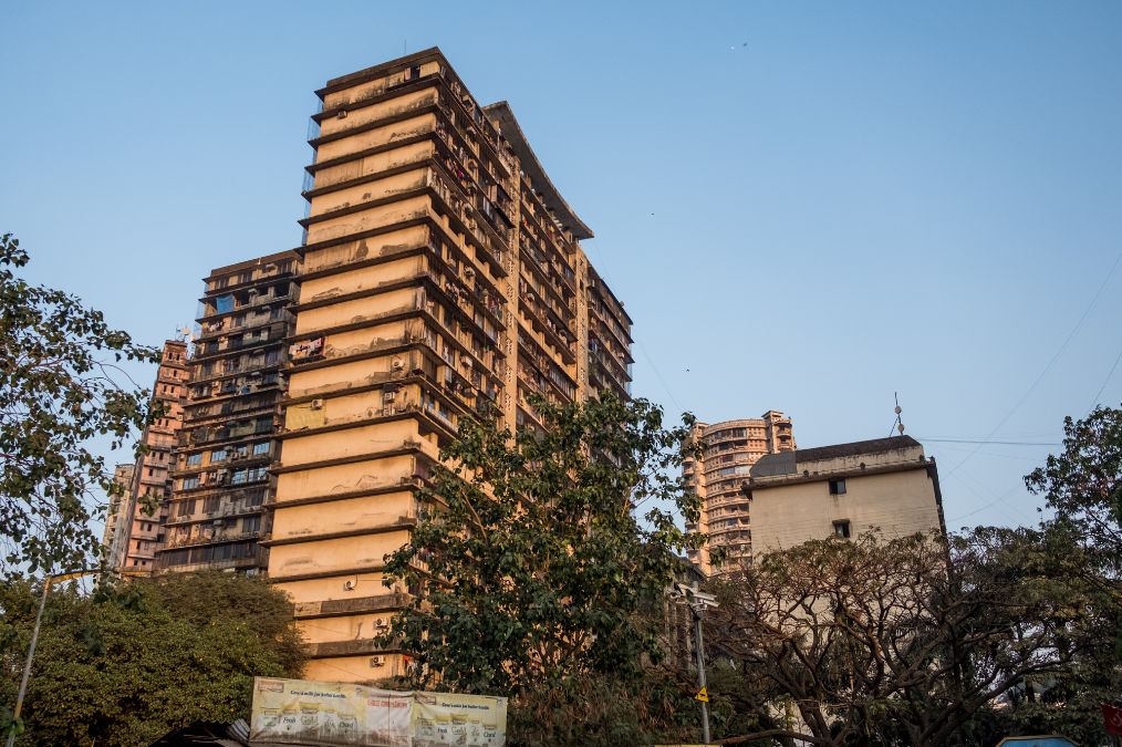 印度孟买实拍高档小区24小时有安保低档小区破乱不堪脏乱差