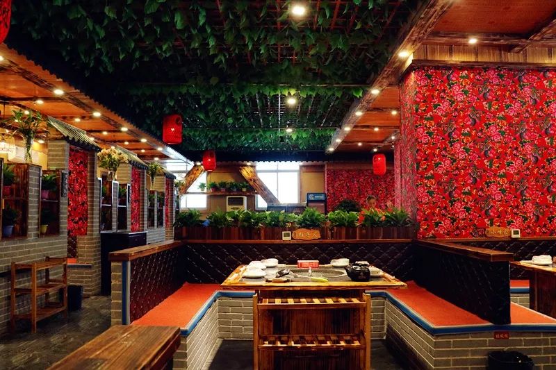 ╠整个店的风格,老板就像把自己东北老家移了过来,红绿配的大花布