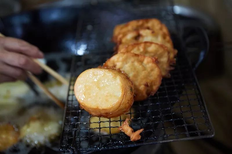 香辣味的鲜嫩爽滑,紧实弹牙;另外,金山本土小吃,张堰臭豆腐,农家塌饼