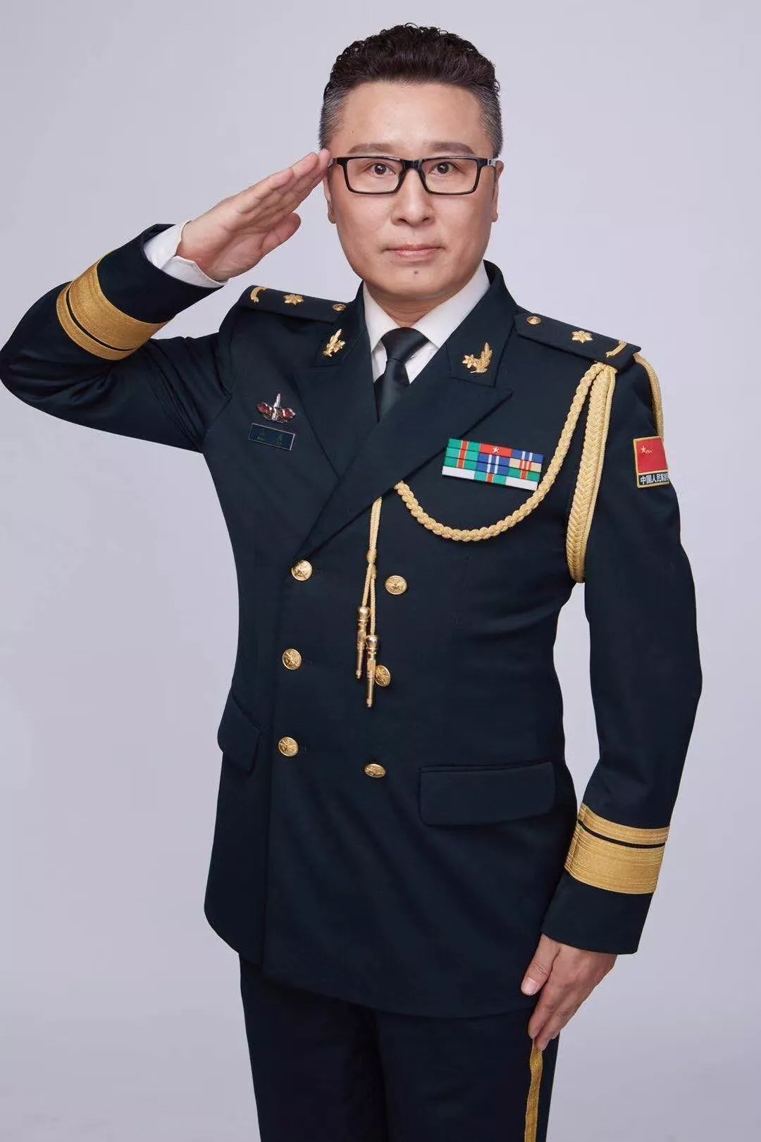 神秘嘉宾乔军中国人民解放军第二炮兵文工团歌唱演员暖暖大厨郝振江▼