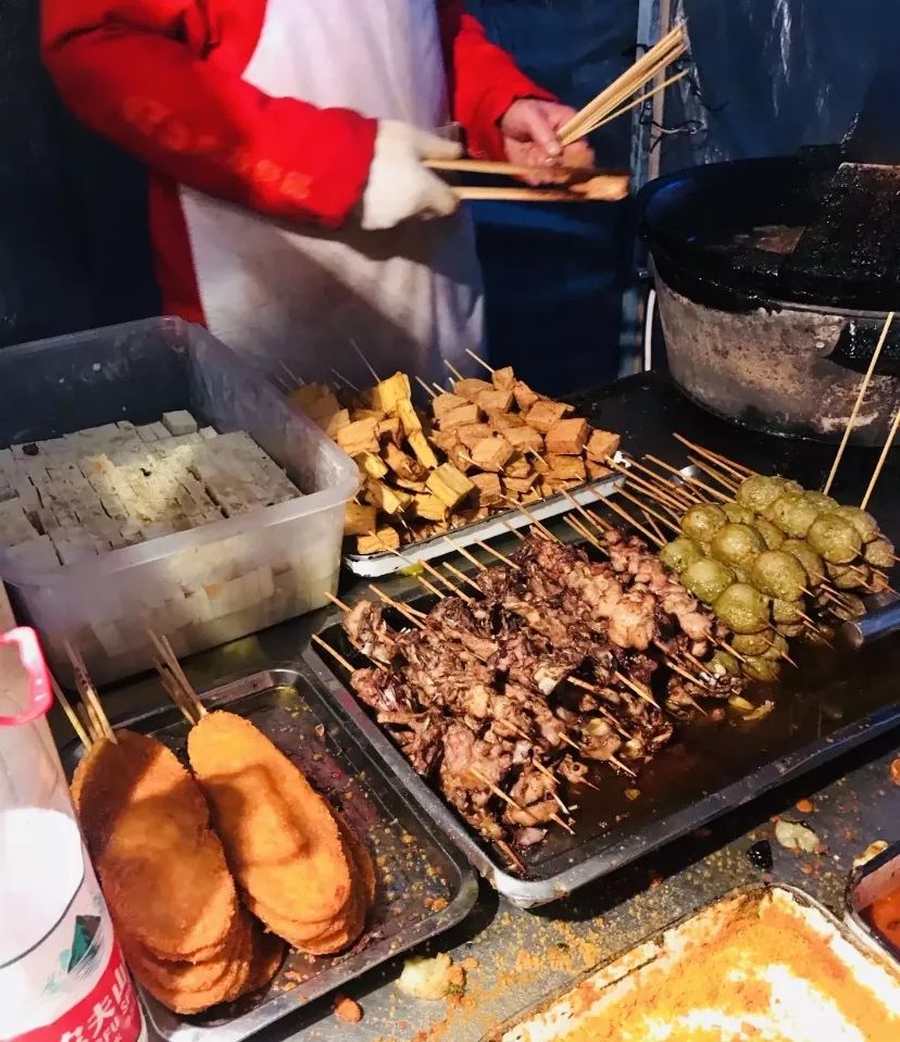 清明四道街每天排长队的"希尔顿炸串",堪称舌尖上的路边摊!