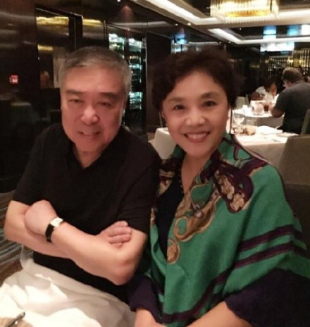 他出生于相声世家,7岁登台,8岁拜师,1984年成为侯宝林的关门弟子,代表