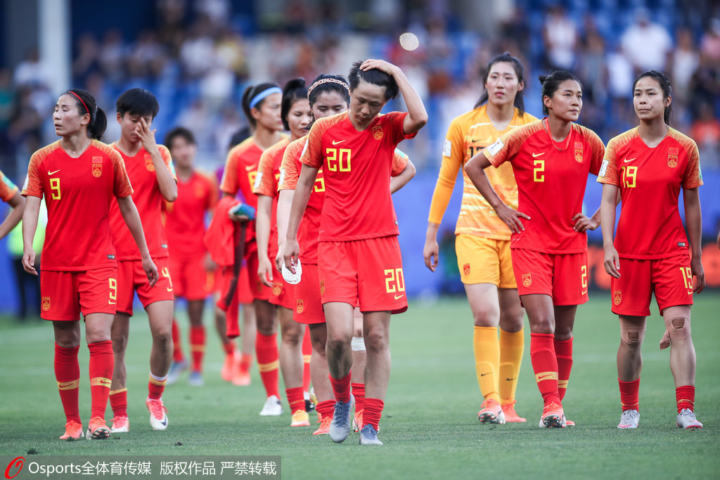 中国女足众将赛后谢场 队长吴海燕擦拭泪水图1