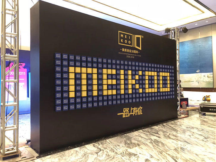 从签到处开始,想聚策划设计了创意新颖独特签名方式,用几百个方形盒子