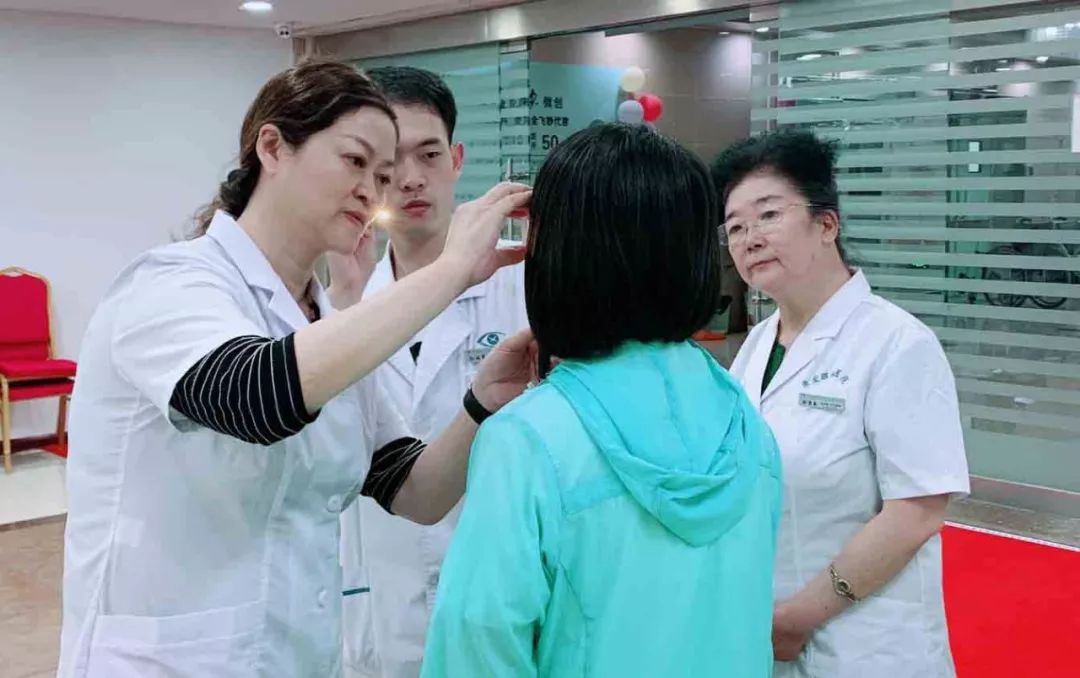潘美华教授亲临康爱眼科烟台母子同上手术台成功矫正多年斜视