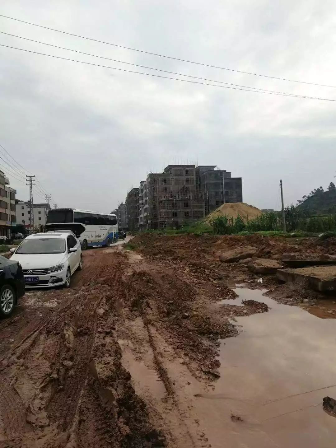 网友吐槽合江平定往化州这段路太烂了何时才是个头
