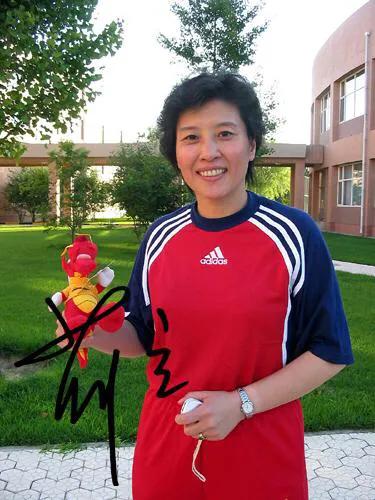 56岁国足大佬成女足新教父,满头白发却遭质疑,妻子是美女前锋_贾秀全