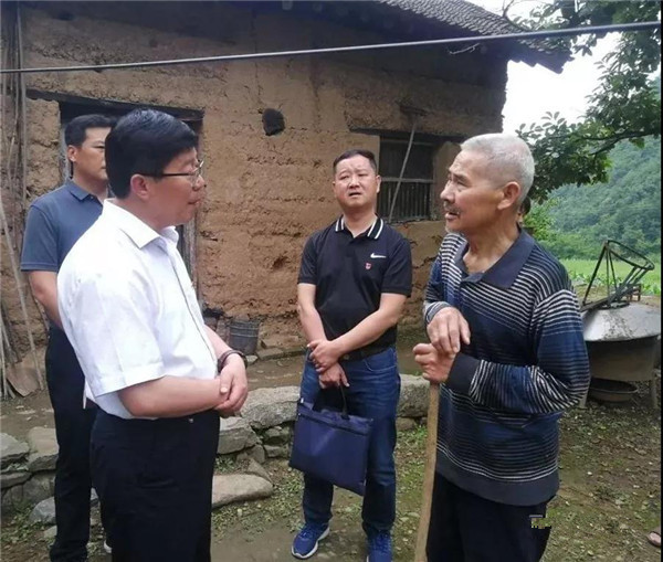 在朱阳关镇涧北沟村,乔建厚走访慰问了胡民政,胡会芹,郭玉龙,徐振超