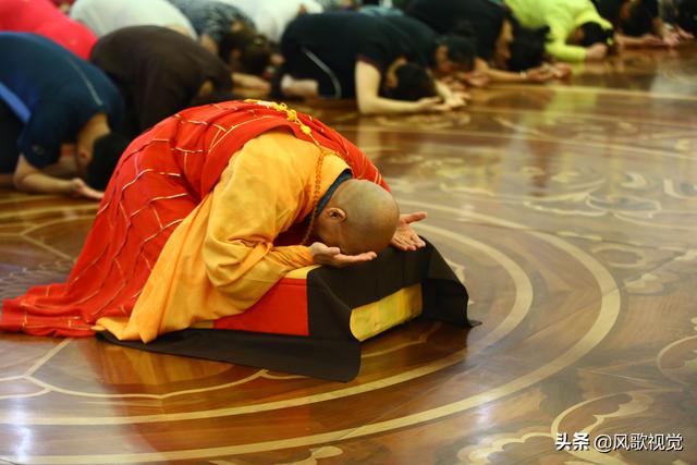 拜佛时为何要翻掌这里面到底有什么学问呢