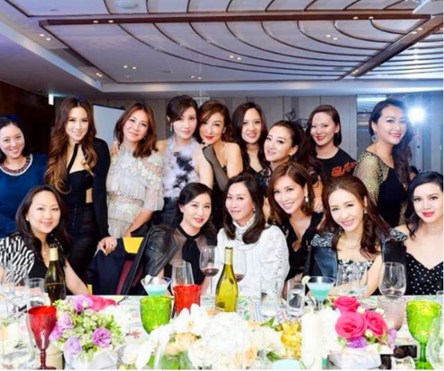 原创李嘉欣许晋亨与多位顶级富豪开心聚会大合照时依旧稳站c位