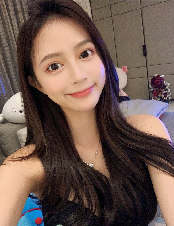 女方穿超短裙陪王思聪夜游新加坡_王静雅