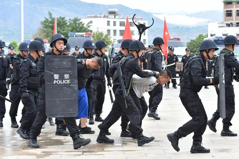 昭通公安在行动500余巡特警高颜质亮相巧家