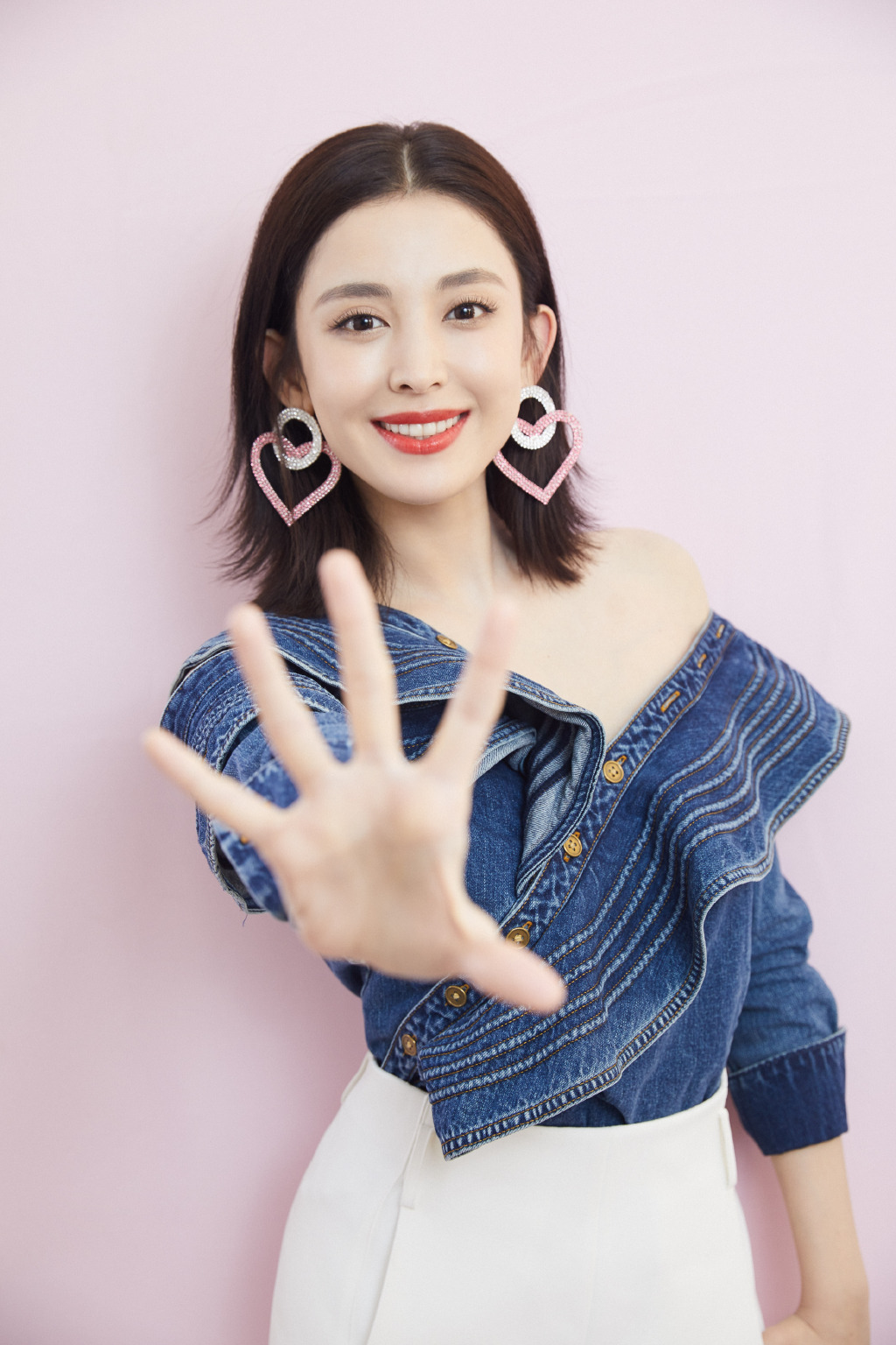 古力娜扎:清新靓丽,俏皮可爱,格外耀眼