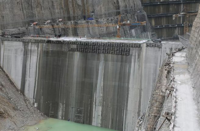 乌东德水电站二道坝是世界首座全坝段采用低热水泥的碾压混凝土重力坝